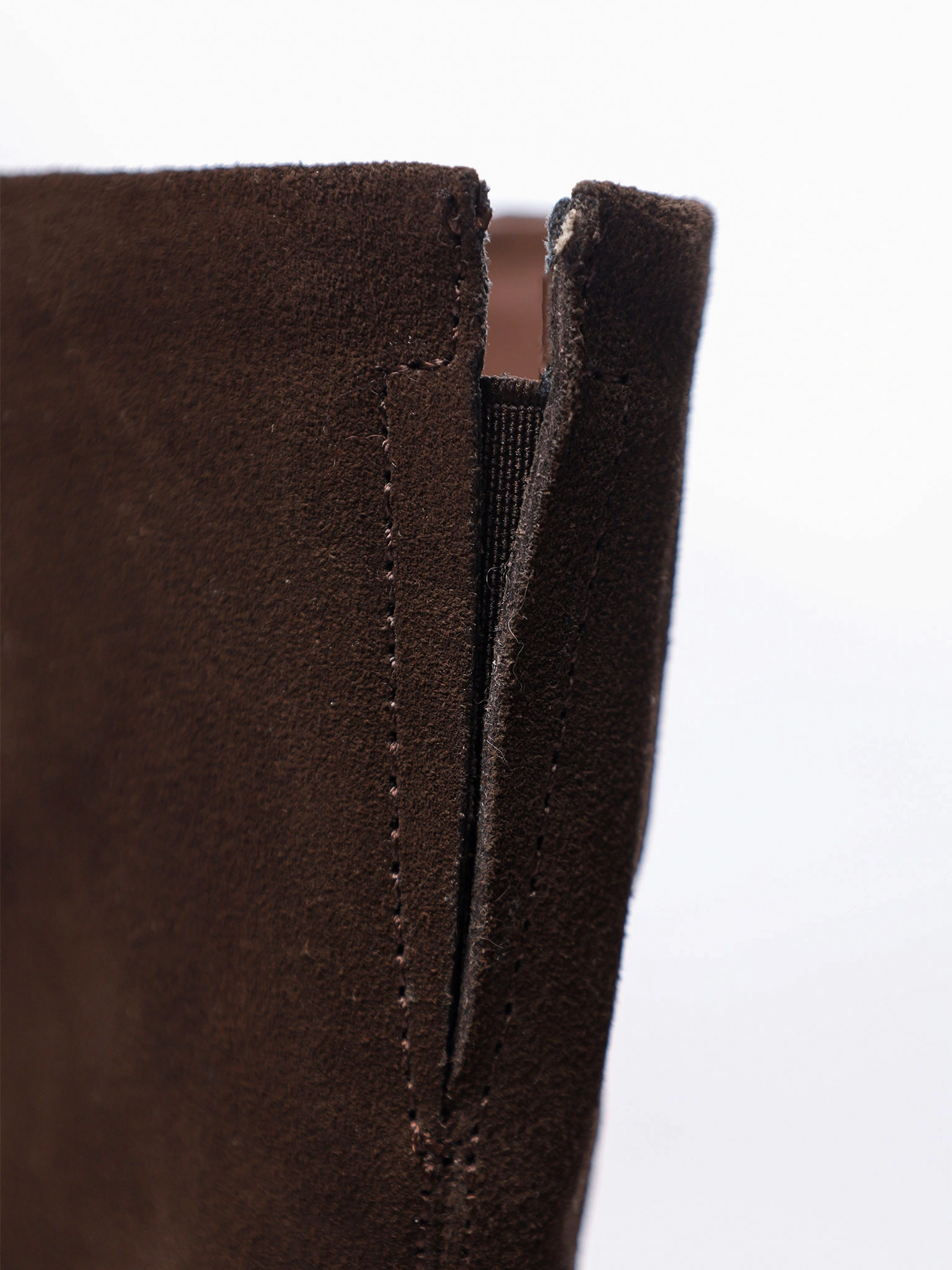 Сапоги коричневого цвета на низком каблуке